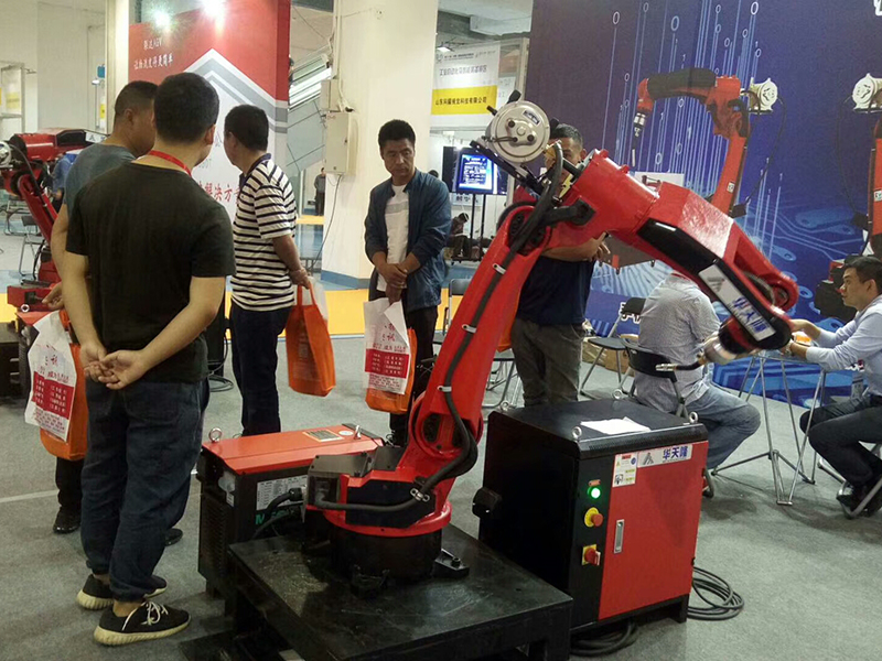 華天隆焊接機器人展覽3